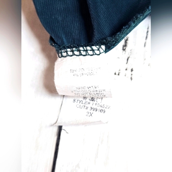 Amana Plus Deep Green Flowy Half Flutter Bell Sleeve Top W/ Gold Stud Design 2X - Picture 14 of 14